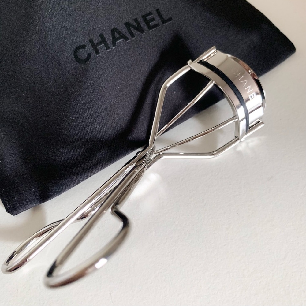 Hold NWOT Chanel eyelash curler with drawstring dust pouch - Picture 15 of 16